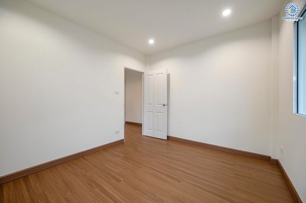 บ้านมือสองตกแต่งใหม่ โครงการ ชวนชื่นโมดัส แจ้งวัฒนะ เนื้อที่ 51.6 ตร.ว. ฟังก์ชัน 3 ห้องนอน 3 ห้องน้ำ จอดรถได้ 2 คัน รองรับทุกการอยู่อาศัย บนทำเลเดินทางเข้า-ออกเมืองสะดวก เชื่อมต่อถนนเลี่ยงเมืองปากเกร็ด, ถนนแจ้งวัฒนะ, ถนนติวานนท์ ใกล้รถไฟฟ้าสายสีชมพู "สถานีเลี่ยงเมืองปากเกร็ด" ทางด่วน "แจ้งวัฒนะ" และเซ็นทรัล แจ้งวัฒนะ